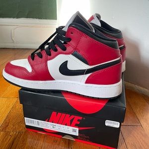 NIKE Jordan 1s Chicago 1s Mid.